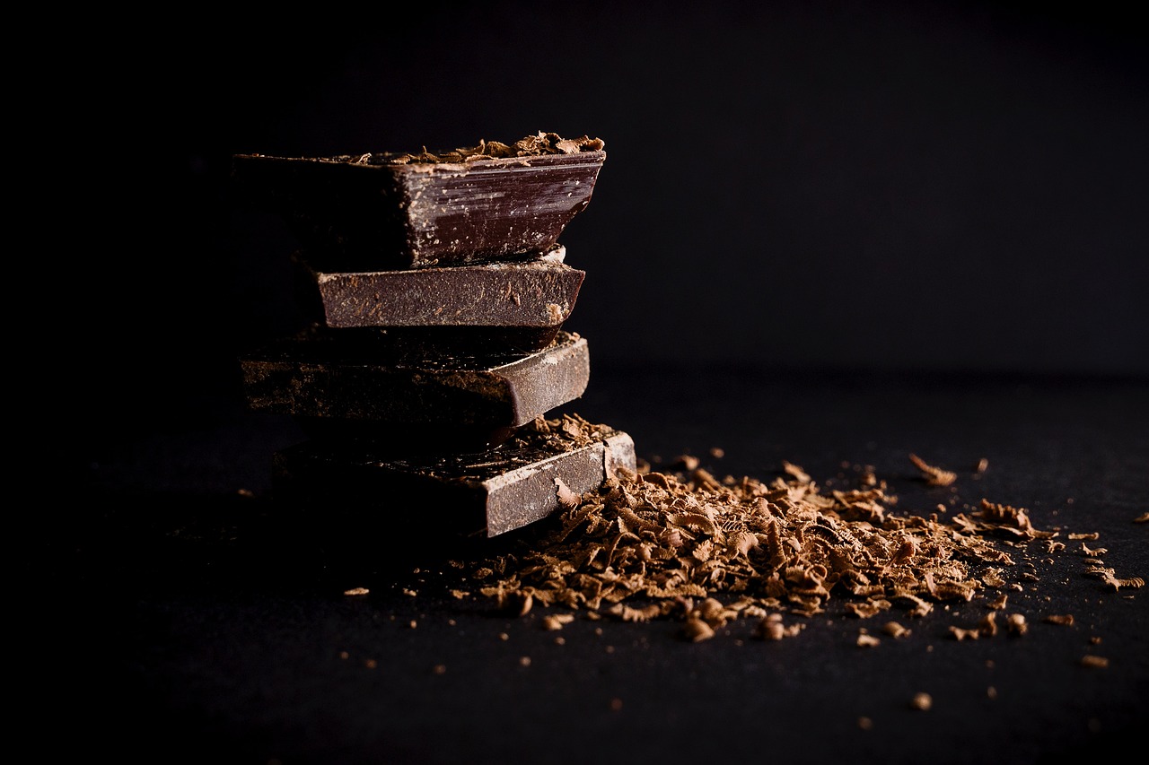Barras de chocolate amargo picadas, ingrediente para enriquecer o brigadeiro low carb