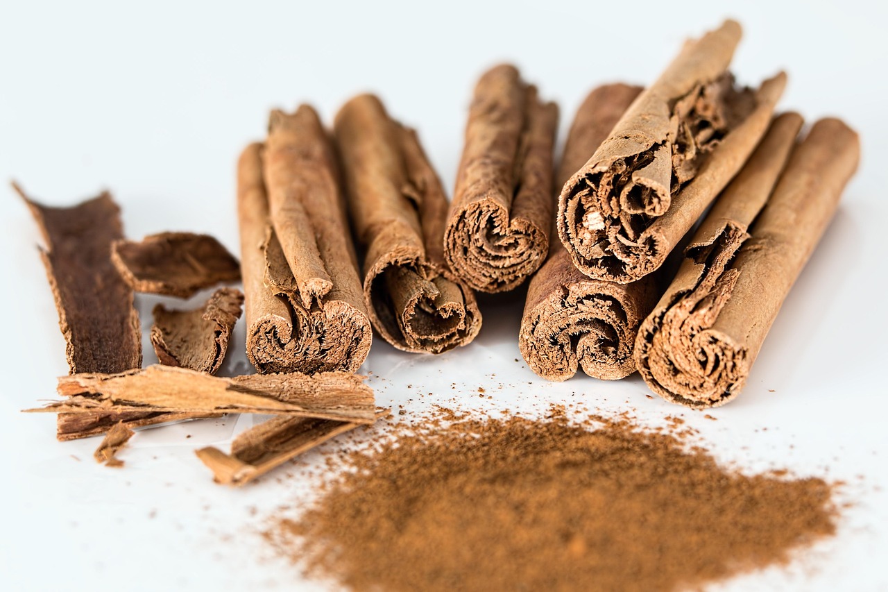 Canela em pau e em pó, tempero clássico da cobertura de churros