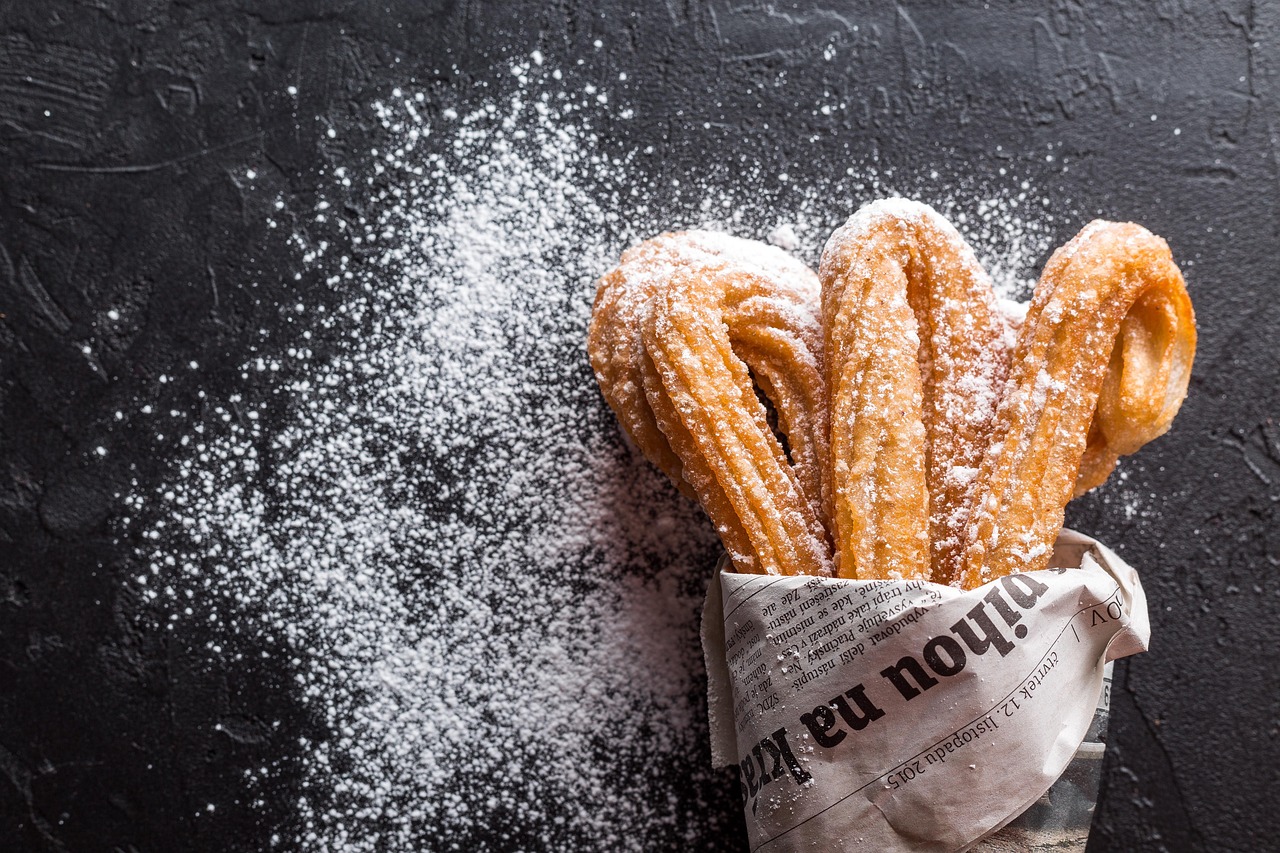 Churros tradicionais fritos e polvilhados, o clássico que inspirou essa versão assada