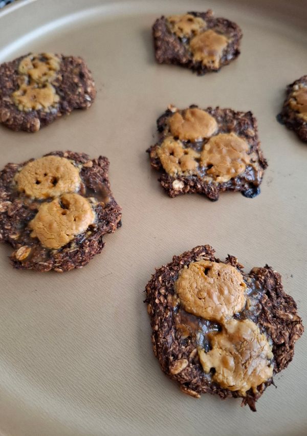 Cookies de banana e aveia com cacau recém-assados em uma assadeira