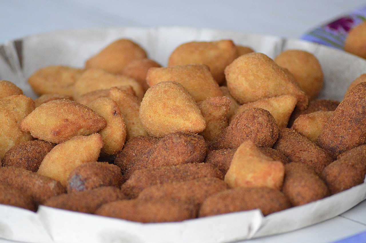 Close-up de coxinhas empanadas, mostrando a textura crocante por fora