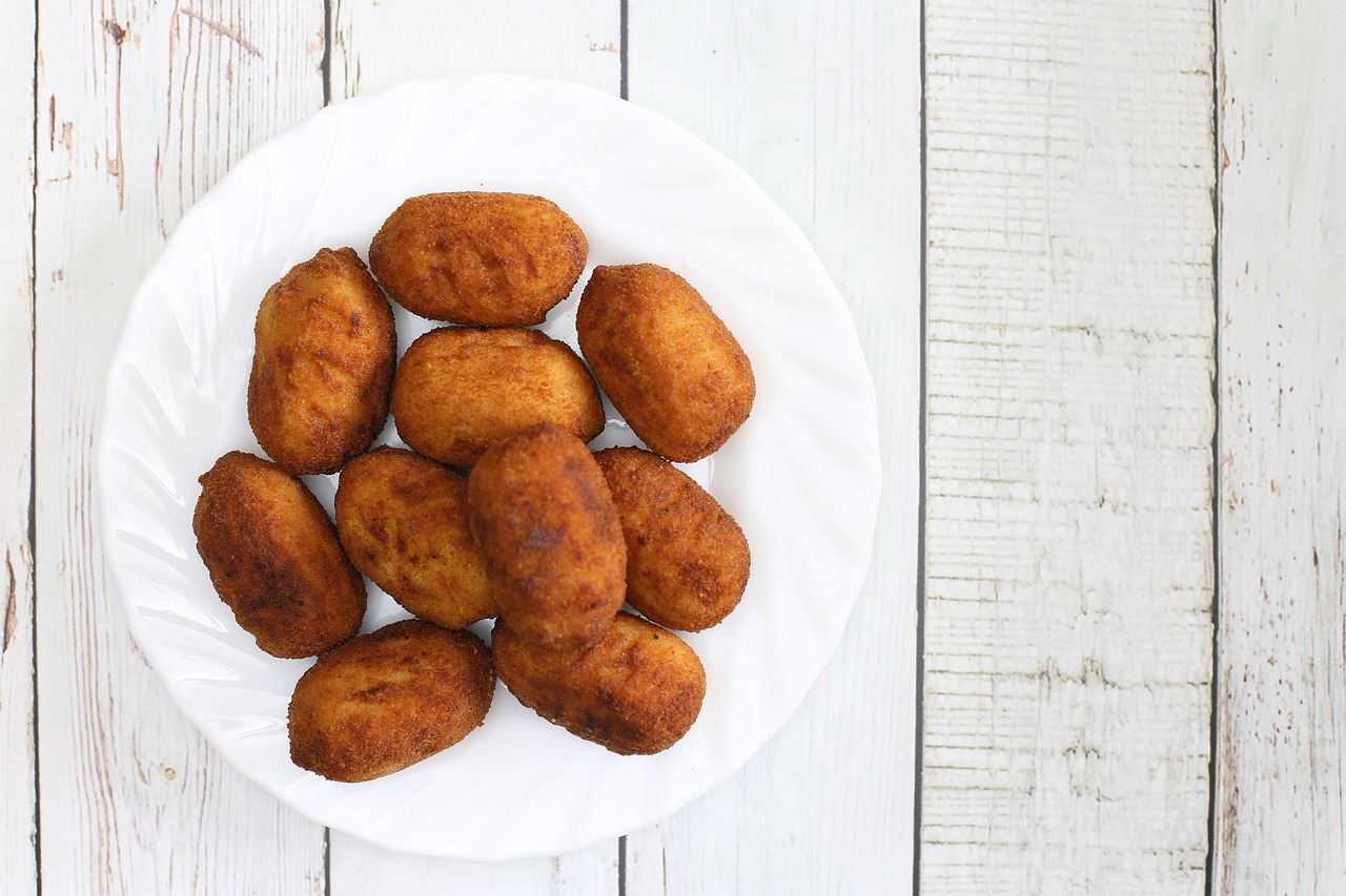 Coxinhas low carb servidas em um prato, vistas de cima