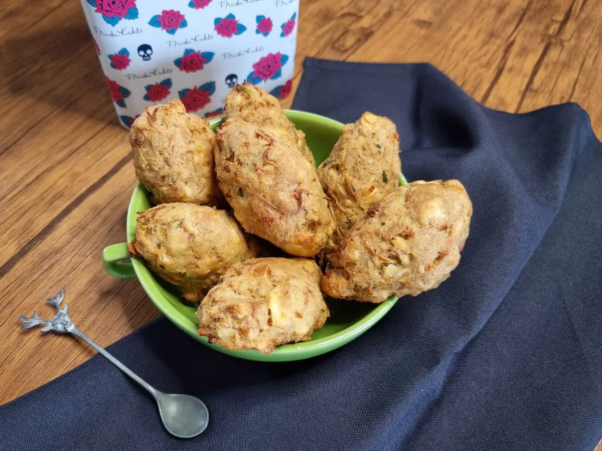 Croquetes de frango fit assados servidos numa tigela