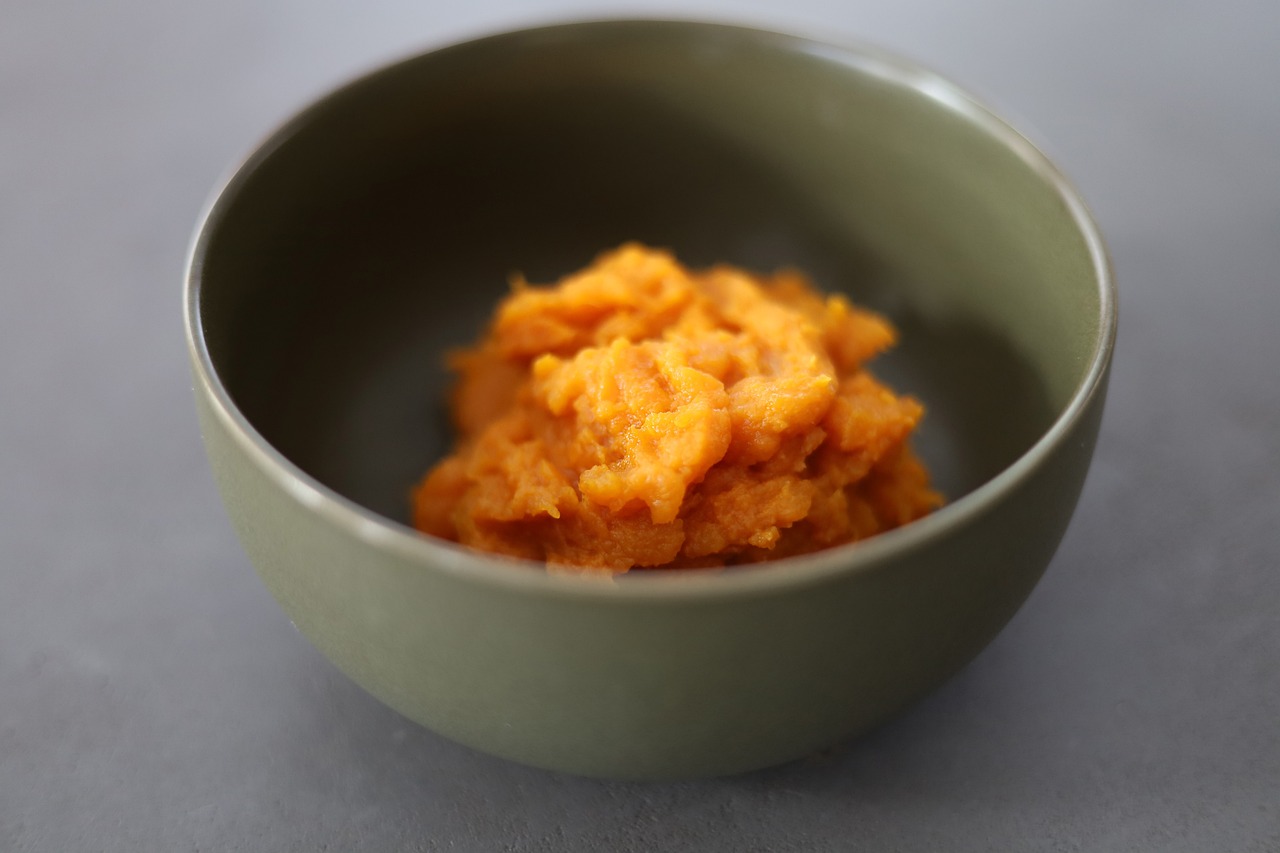 Purê de batata-doce cremoso em uma tigela