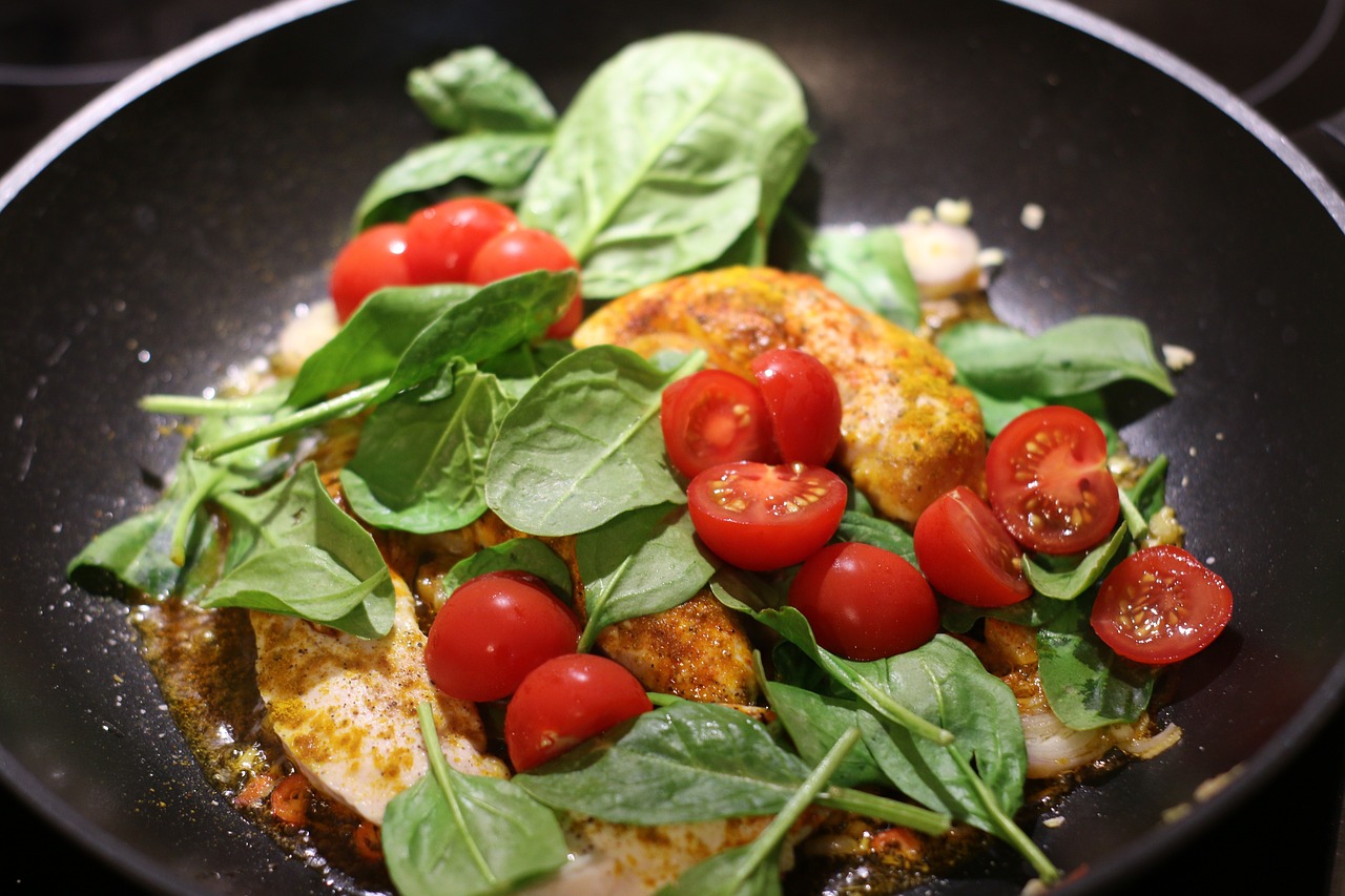 Frango refogado com espinafre e tomate cereja, a base do recheio