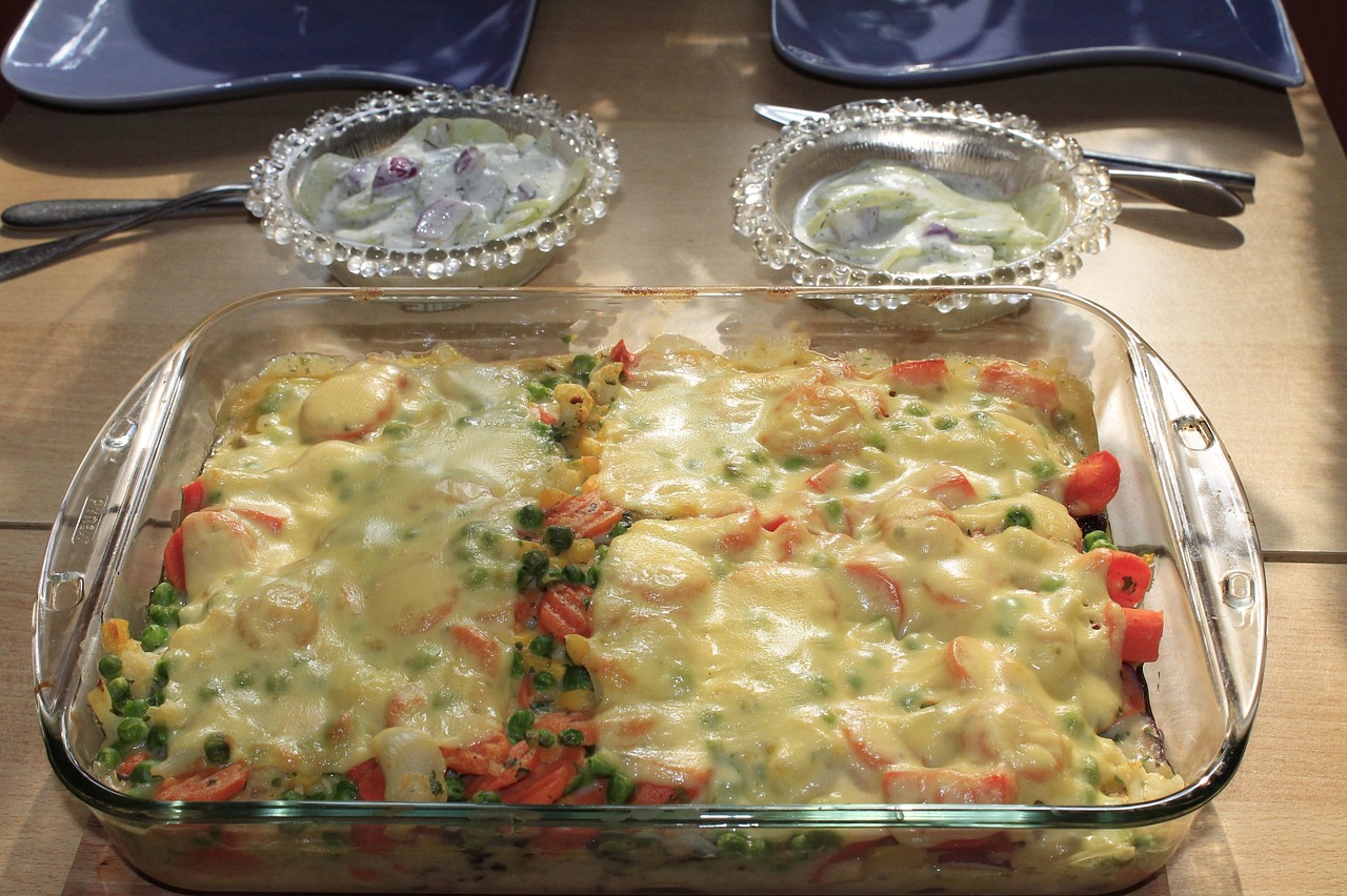 Escondidinho de batata-doce servido em travessa, à mesa posta