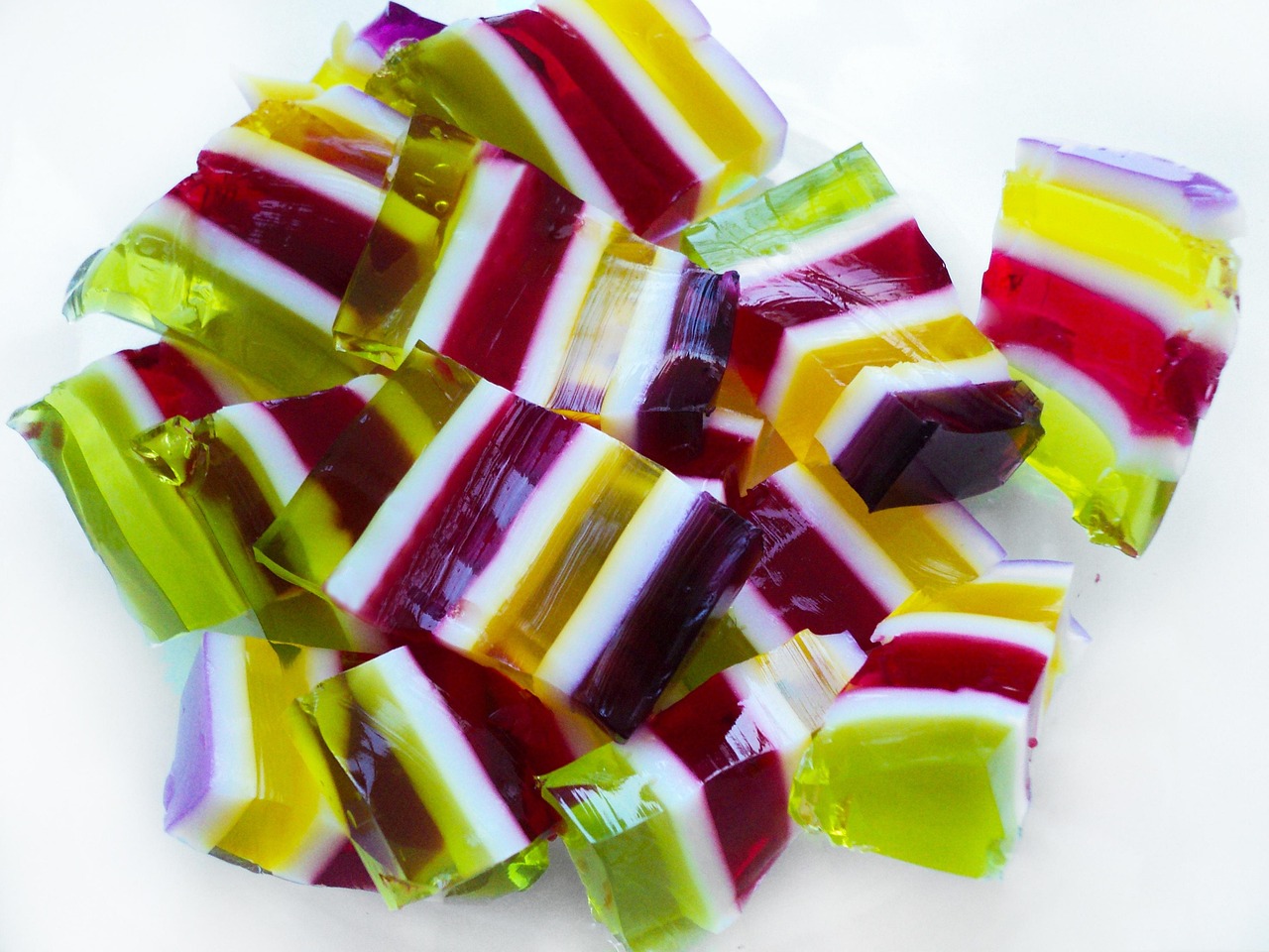 Cubos de gelatina colorida, a base da receita