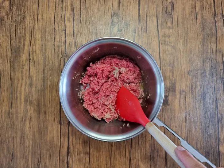 Carne moída refogada numa panela, em preparo para o recheio da lasanha