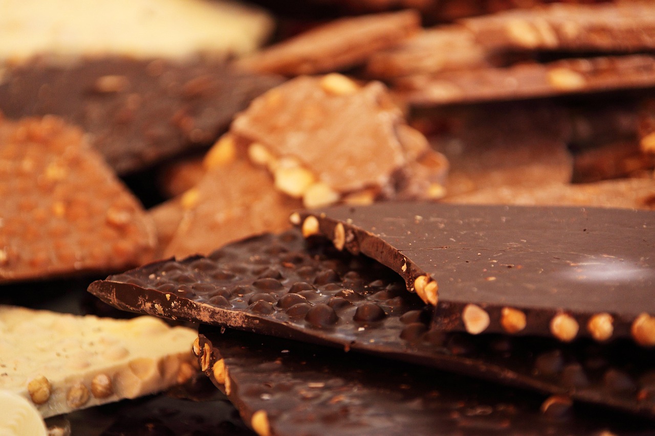 Barras de chocolate amargo picadas