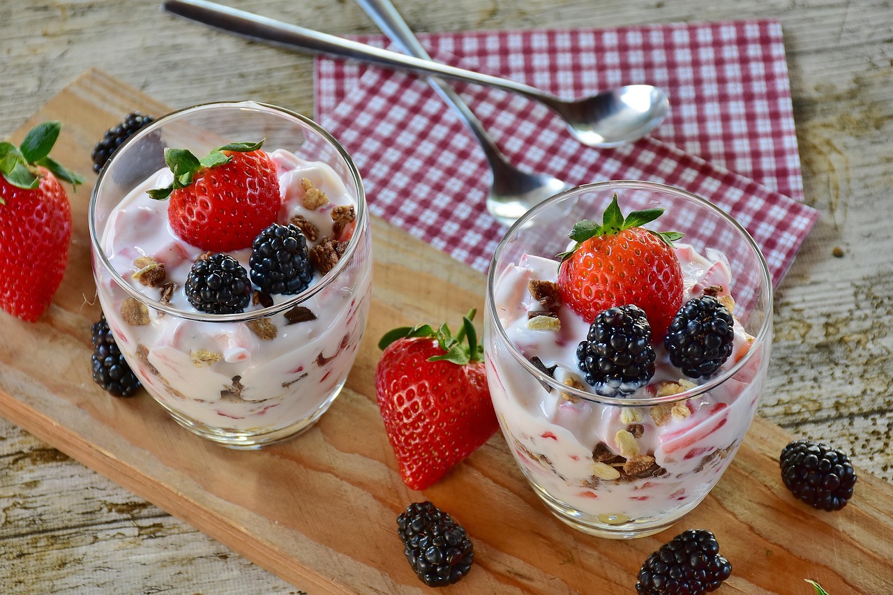 Potinhos de mousse de morango decorados com morango fresco por cima
