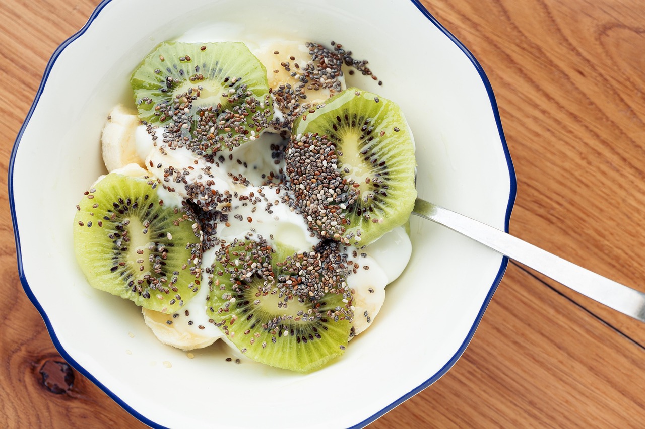 Tigela com banana, kiwi, iogurte e chia, vista de cima