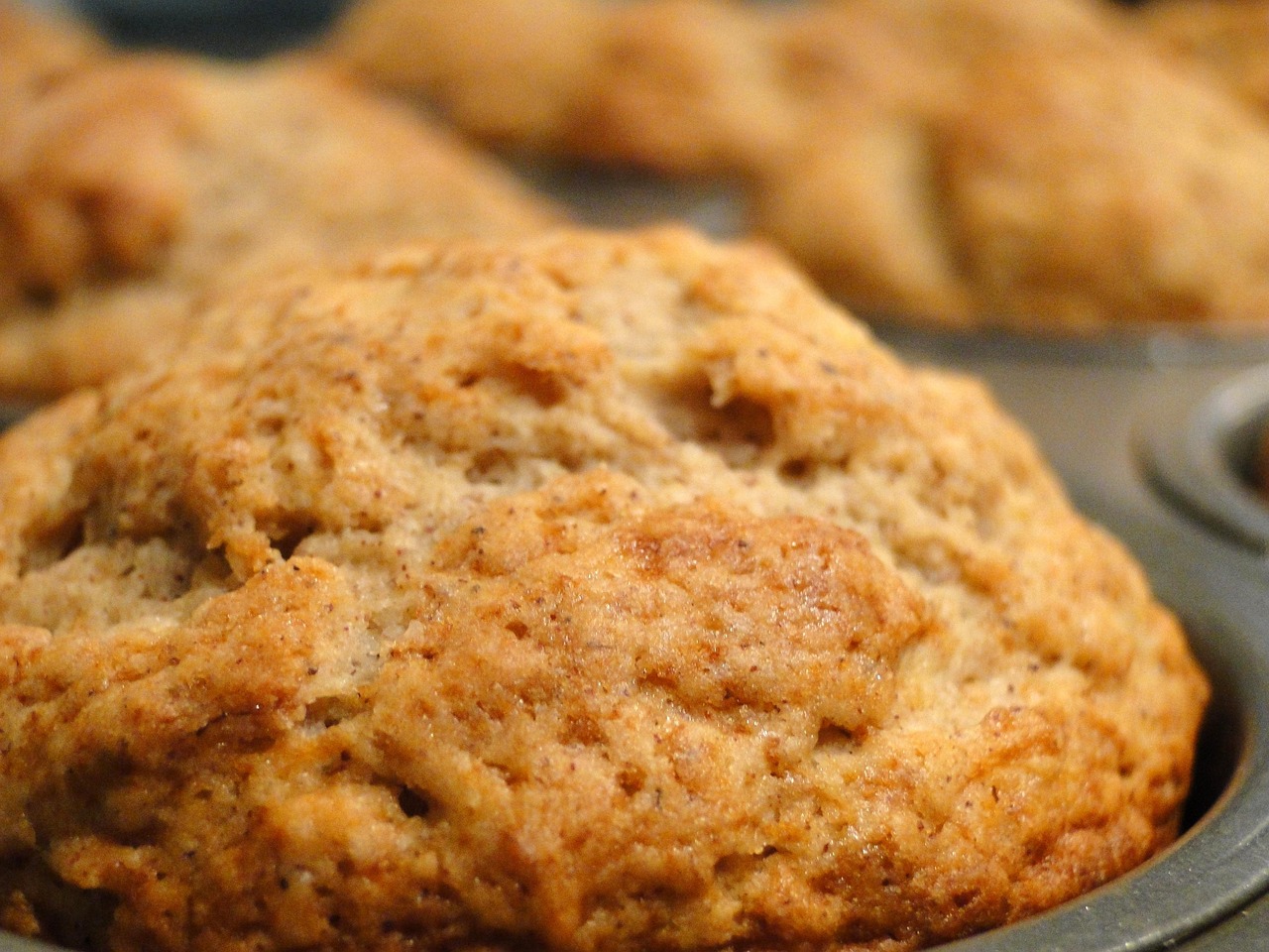 Close-up da casquinha dourada de um muffin de banana recém-assado