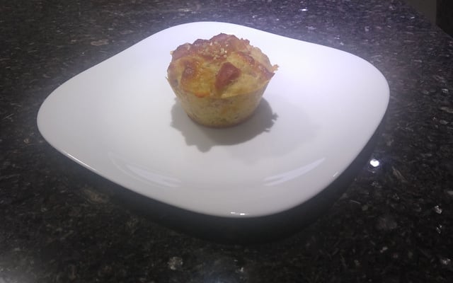 Muffin salgado low carb assado, servido em prato branco