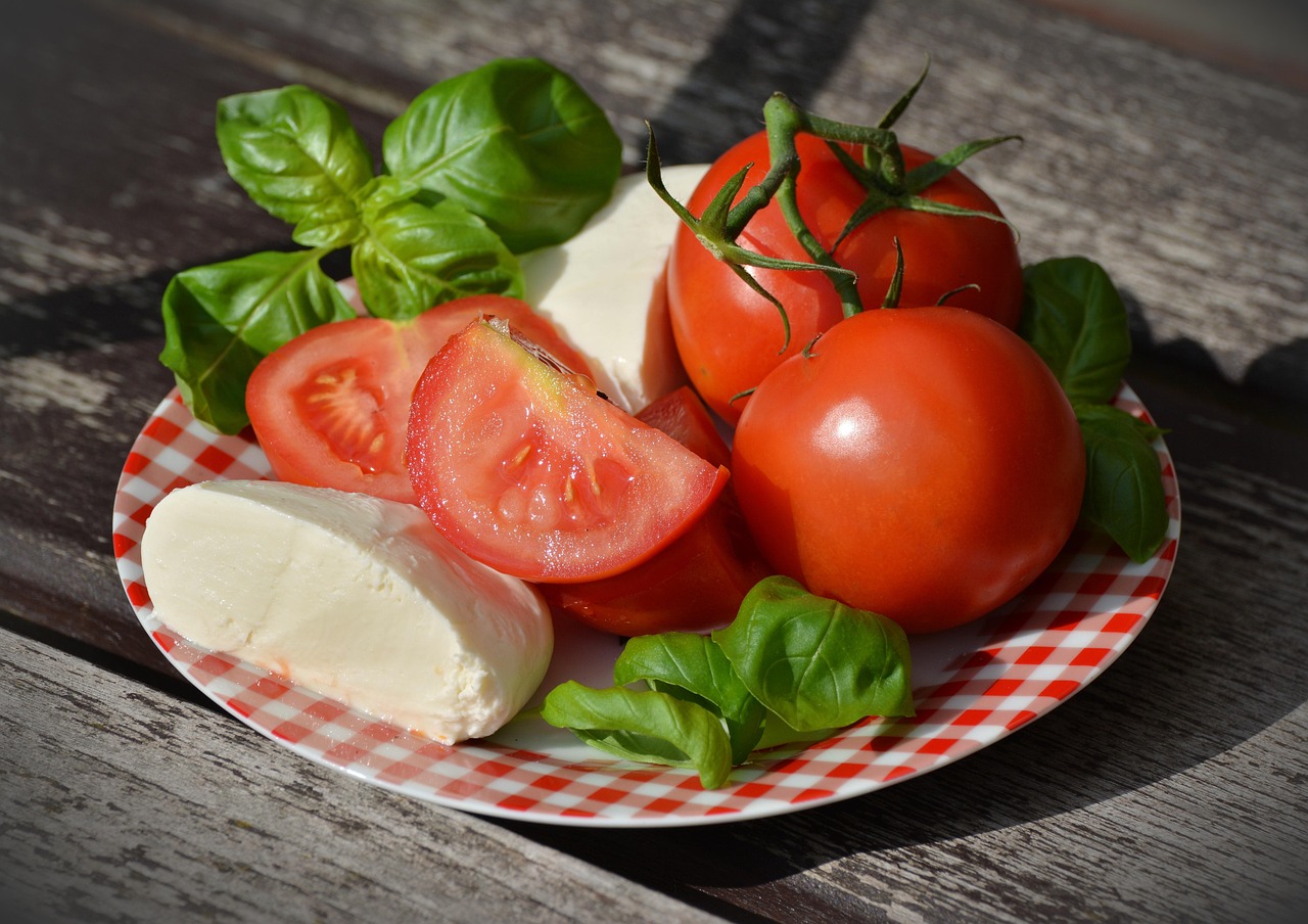 Mussarela, tomate e manjericão, recheio da versão caprese