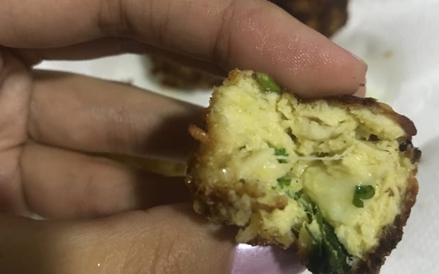 Nugget low carb de frango partido ao meio mostrando o recheio de queijo derretido