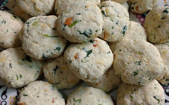 Nuggets de frango low carb modelados, ainda crus, dispostos num prato antes de ir ao forno