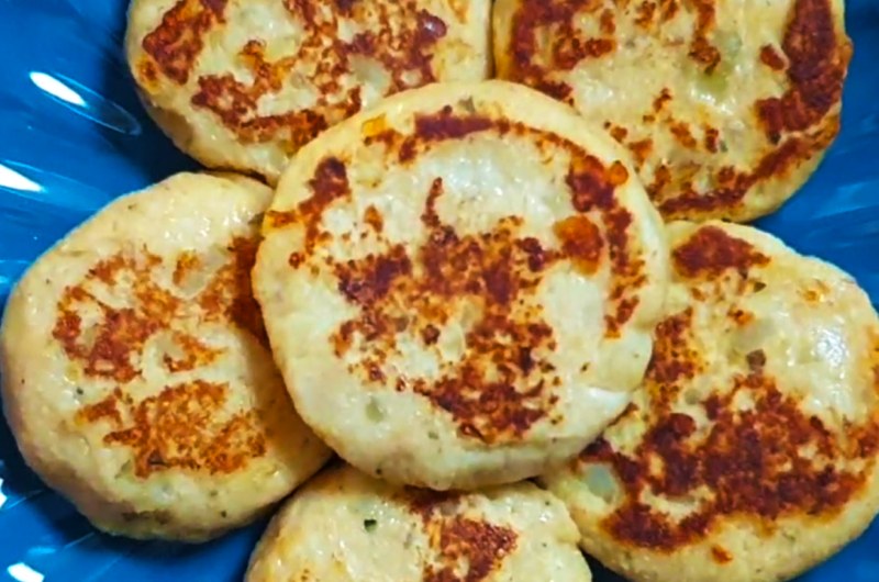 Pãezinhos de batata-doce dourados de frigideira servidos em uma travessa azul