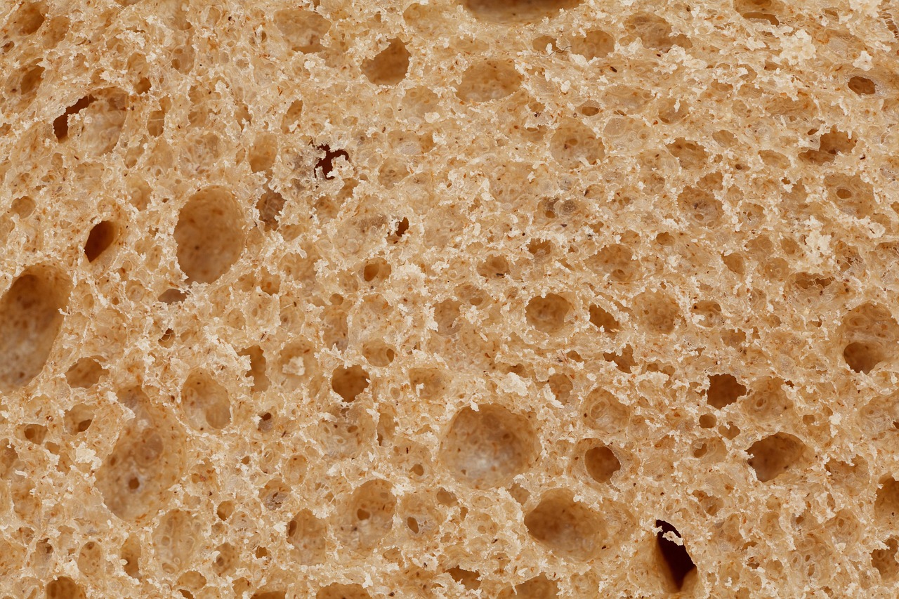 Close-up da textura porosa do miolo de um pão fatiado