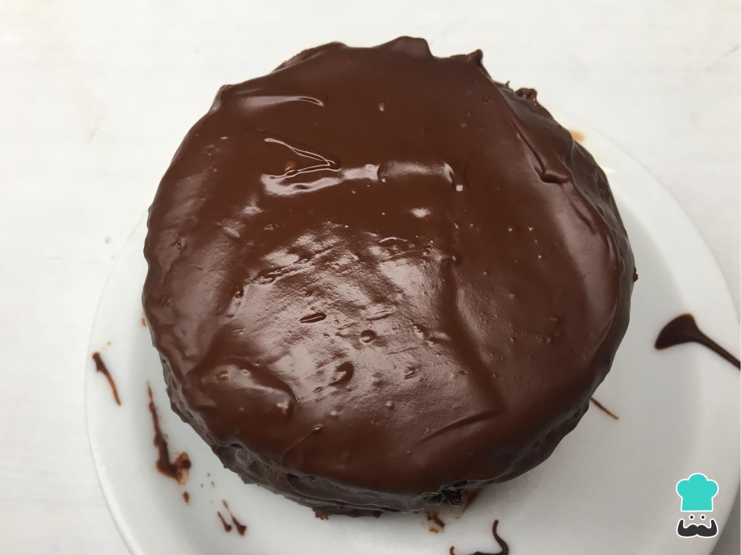 Pão de mel fit inteiro, coberto com chocolate brilhante, visto de cima