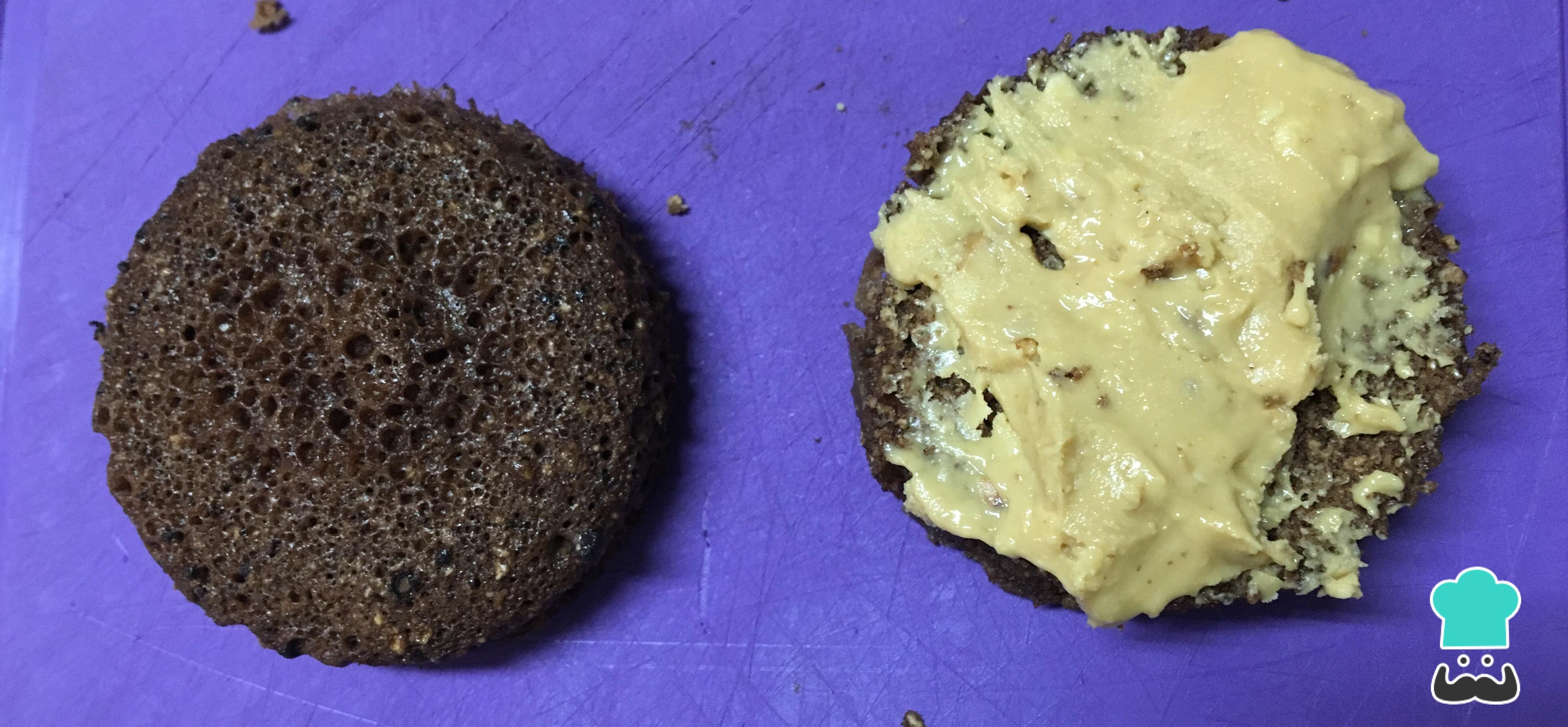 Bolinhos de pão de mel abertos ao meio, um deles recheado com pasta de amendoim