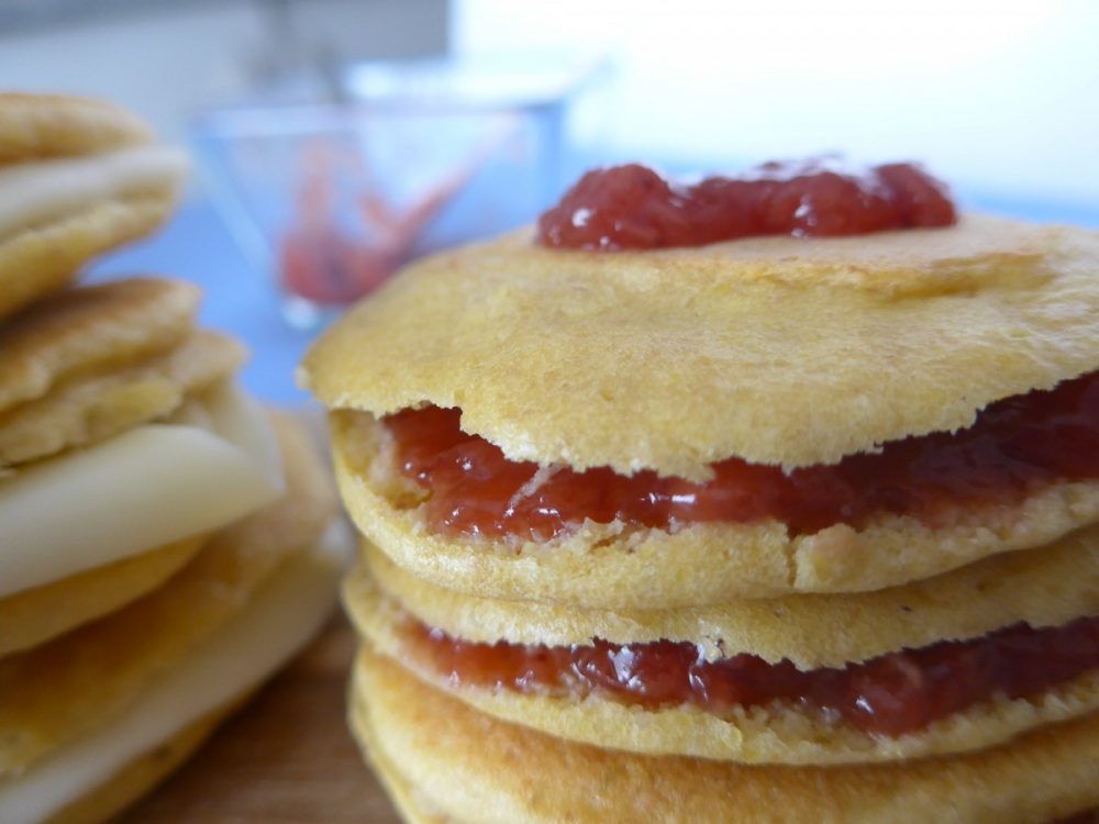 Pãezinhos de frigideira empilhados e recheados com geleia de morango sem açúcar