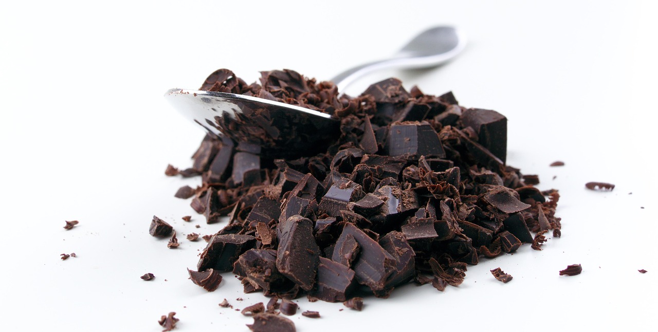 Chocolate 70% picado em pedaços, pronto para derreter