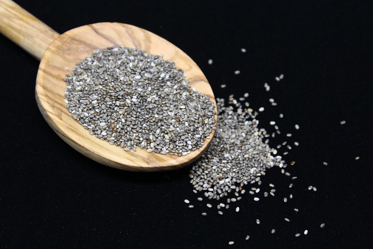 Sementes de chia em uma colher de madeira, ingrediente base do pudim
