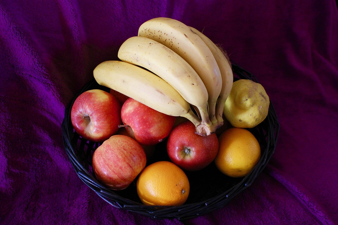 Bananas maduras, ingrediente que dá doçura natural ao pudim sem usar açúcar