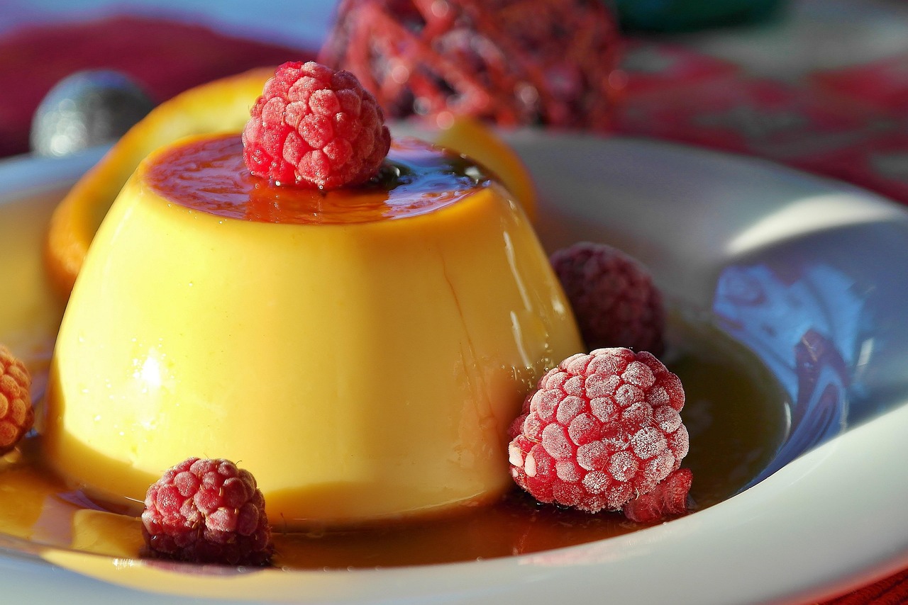 Flan coberto de calda de caramelo em prato, ilustrando a textura final