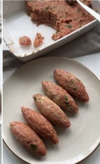 Quibes de couve-flor crus já modelados sobre um prato, prontos para ir ao forno