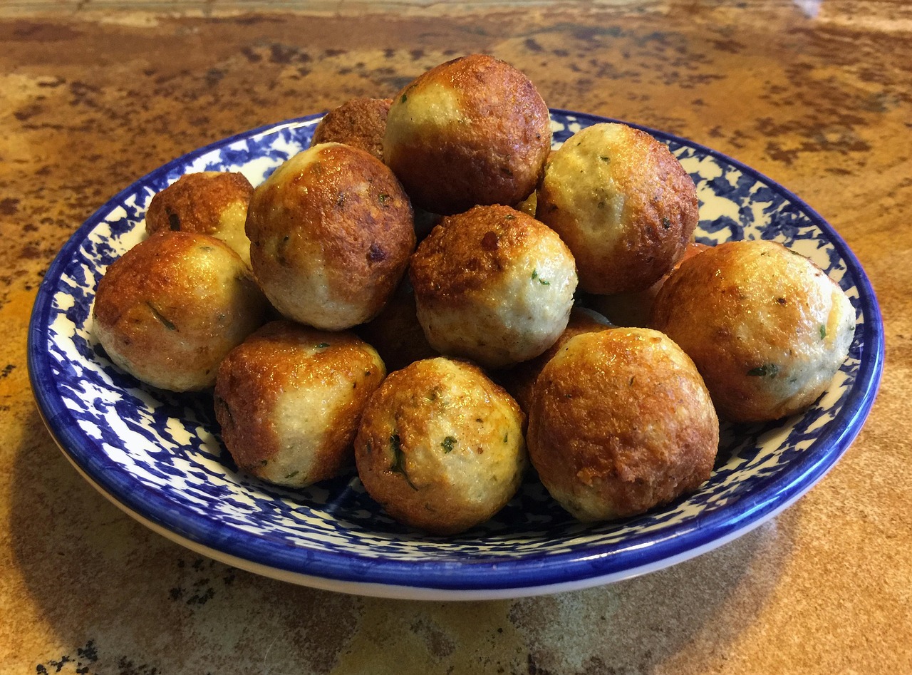 Bolinhas de salgadinho douradas empilhadas em um prato