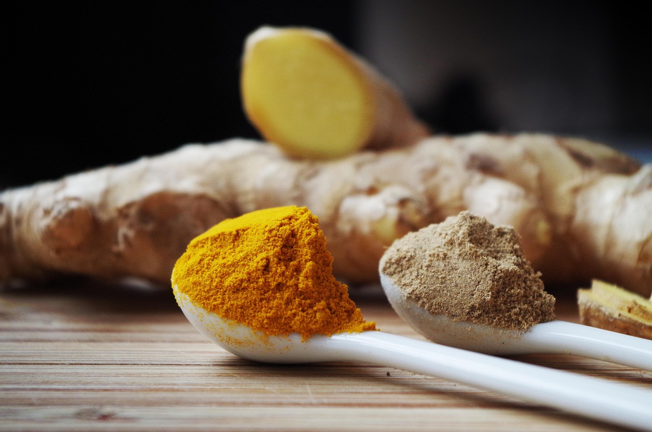 Cúrcuma em pó, o tempero que dá cor e sabor ao recheio de frango