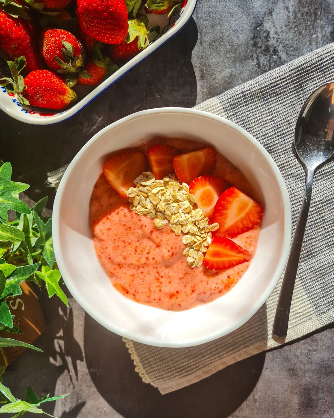 Smoothie bowl de morango sem açúcar