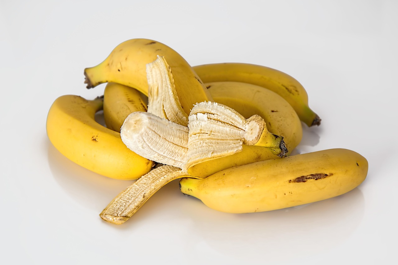 Bananas maduras, ingrediente que adoça a sobremesa sem açúcar