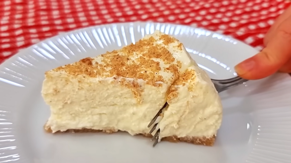 Sobremesa gelada de cream cheese com canela