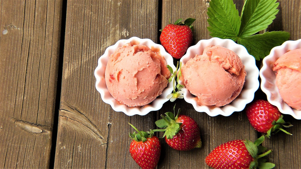 Bolas de sorvete cremoso de fruta em forminhas