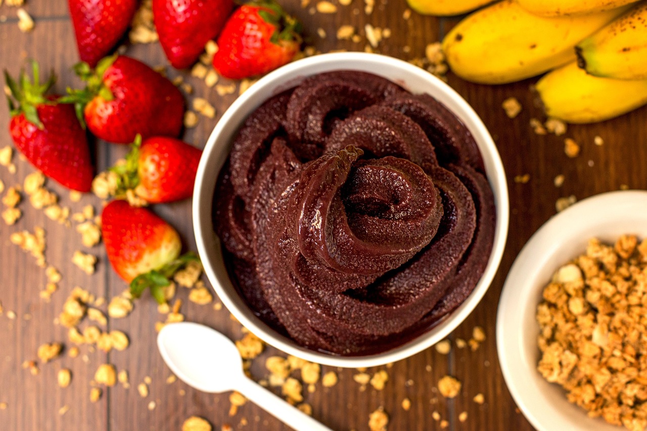 Close do creme de açaí enrolado em espiral dentro da tigela, mostrando a textura cremosa