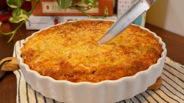 Torta de frango sem farinha de trigo gratinada, sendo cortada com faca