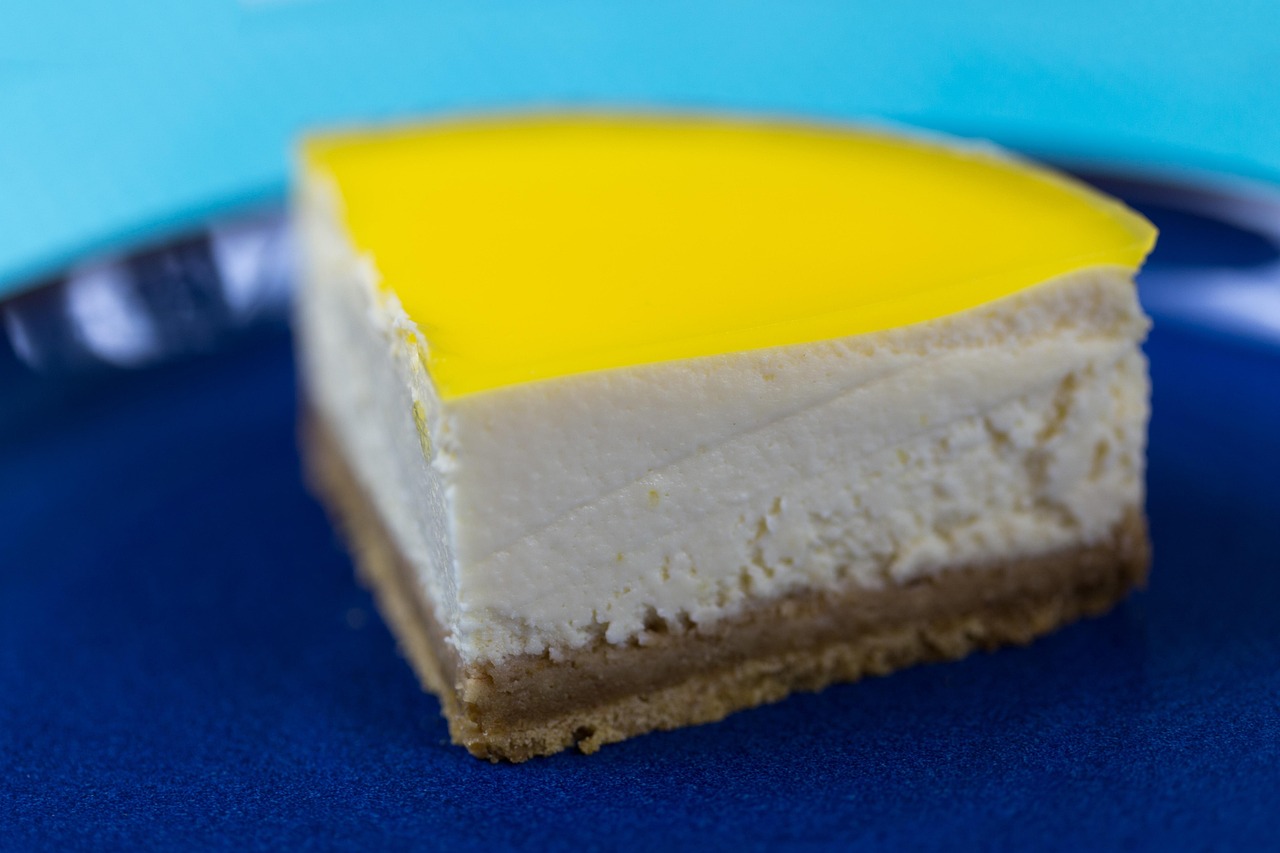 Fatia de torta gelada com camada de creme e cobertura de limão