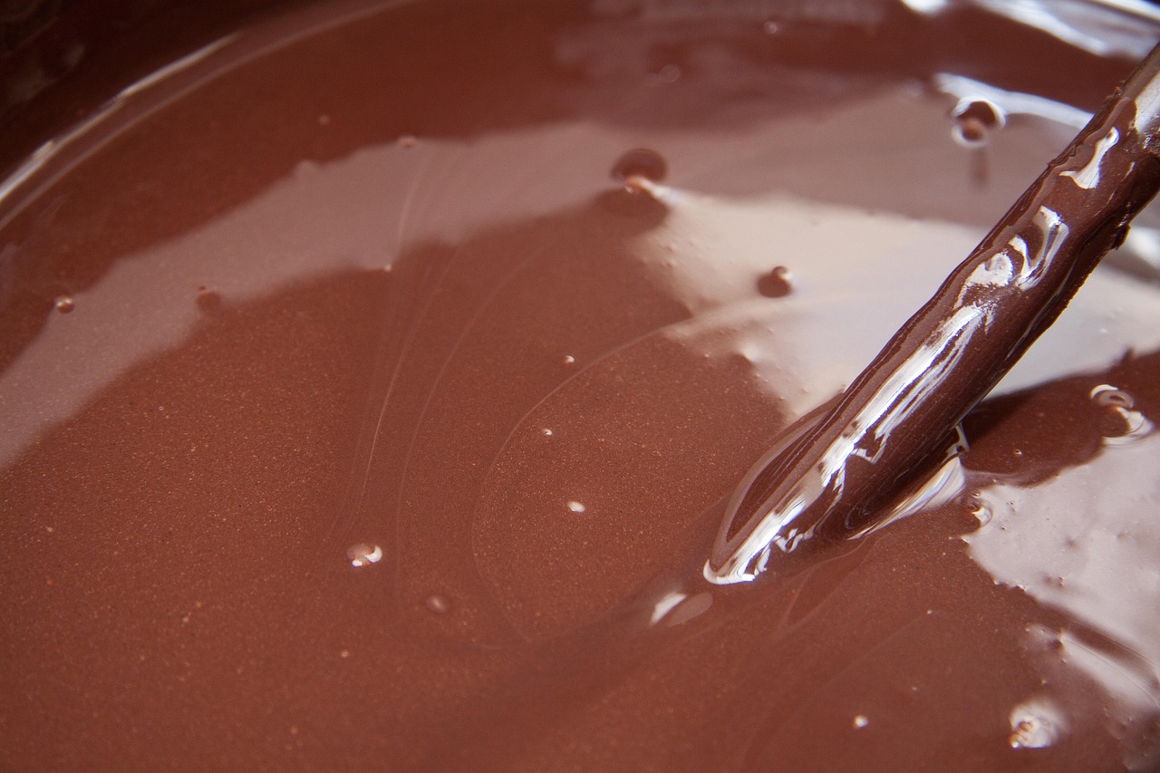 Chocolate amargo derretendo, base das trufas
