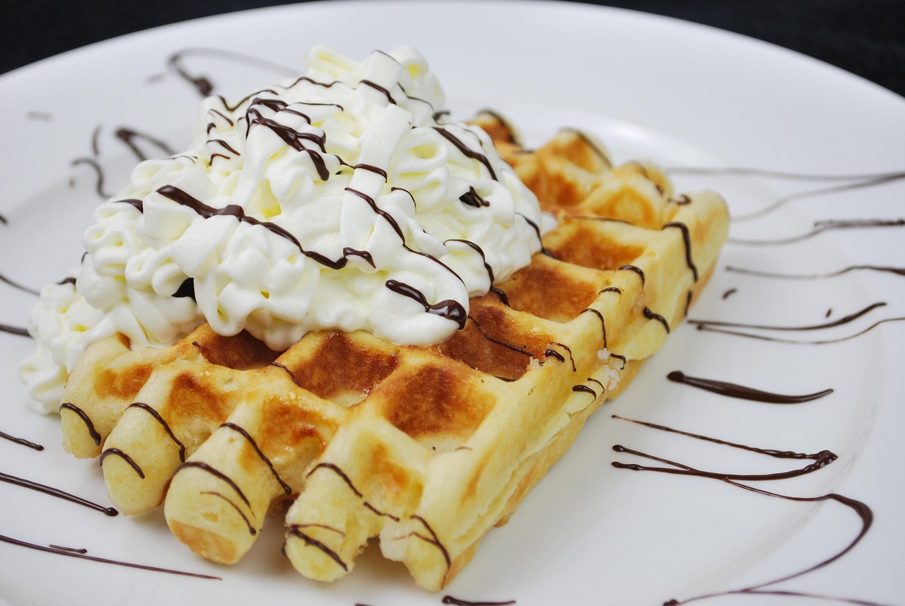 Waffle dourado e crocante servido em prato